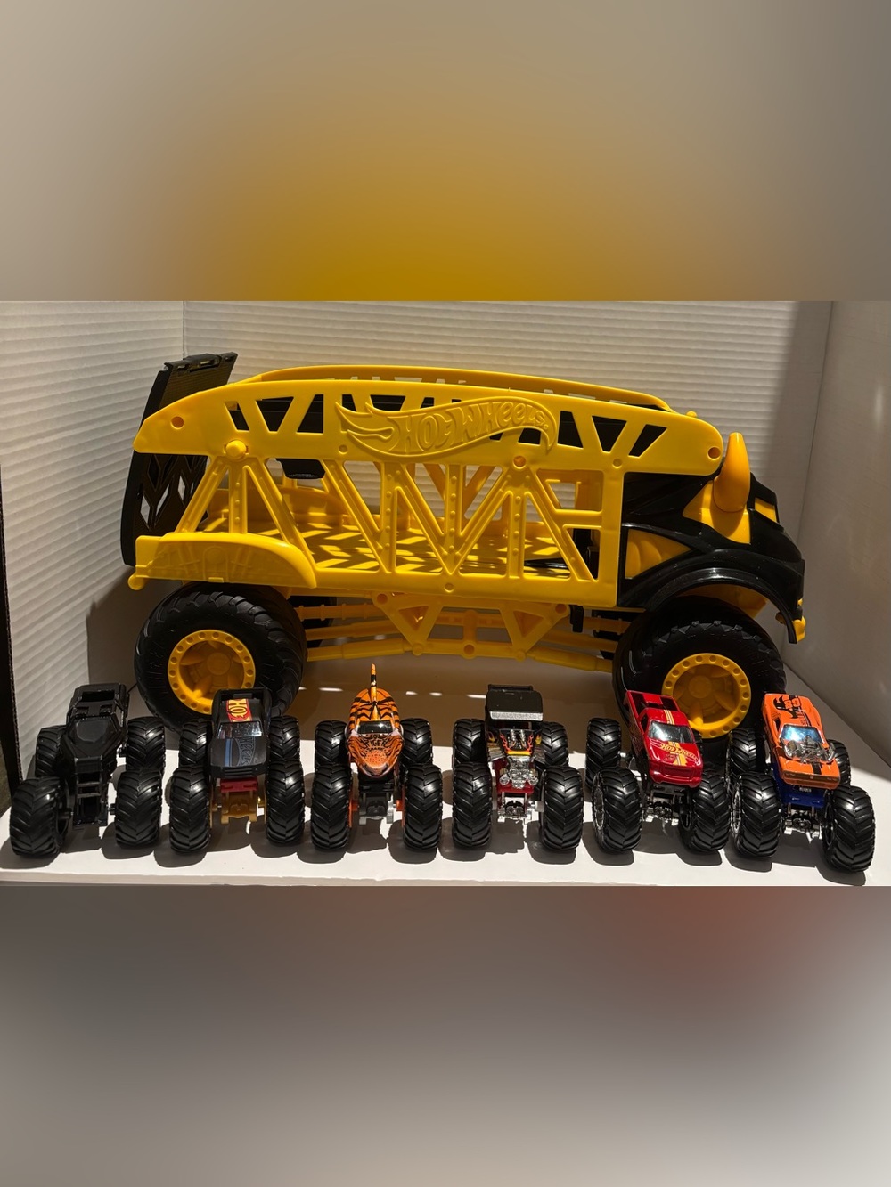 Hot Wheels MONSTER TRUCK Mover Transporter Vehicle Carrier & 6 Monster Trucks
